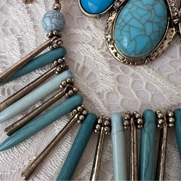 BOLD TURQUOISE STATEMENT COSTUME NECKLACE - Picture 8 of 9